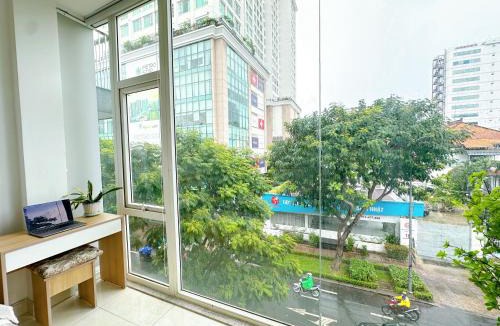 Phuong 6 Apartment | Mặt tiền Quận 3 - Nhà kính view đẹp - có thang máy