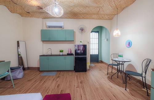 District 1 Bed & Breakfast | Một không gian rộng rãi thoải mái , có ban công ngồi thưởng thức cốc coffee nóng