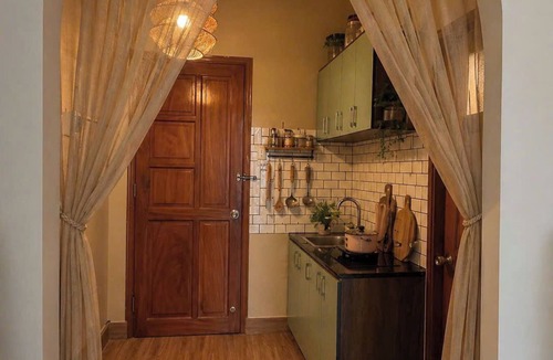 District 1 Bed & Breakfast | Một không gian rộng rãi thoải mái , có ban công ngồi thưởng thức cốc coffee nóng