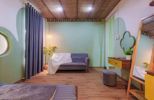 District 1 Bed & Breakfast | Một không gian rộng rãi thoải mái , có ban công ngồi thưởng thức cốc coffee nóng