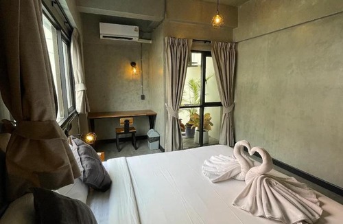 Chana Songkhram Hostel | Mad Monkey Bangkok