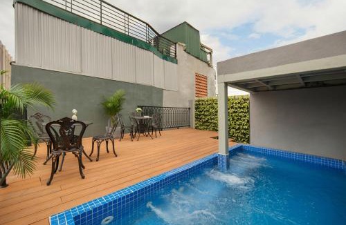 French Quarter Hostel | Mama Hostel & Rooftop Pool
