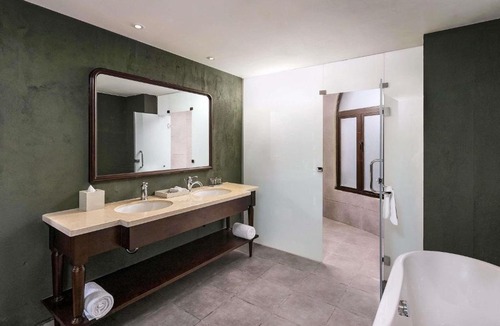 Hoa Vang Hotel | Mercure Danang French Village Bana Hills