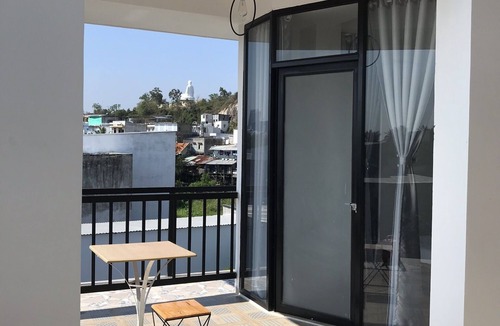 Nha Trang Villa | Nắng Homestay là nhà riêng, nằm trong hẻm cách đường lớn khoảng 300 mét.