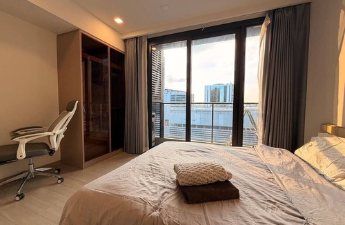 Rama 9 Apartment | Near Fortune Town w/Pool, Spa, Gym & Walk to MRT