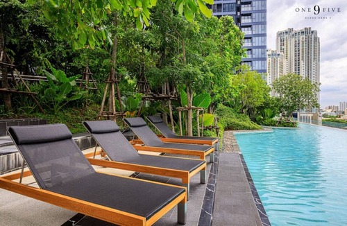 Rama 9 Apartment | Near Fortune Town w/Pool, Spa, Gym & Walk to MRT