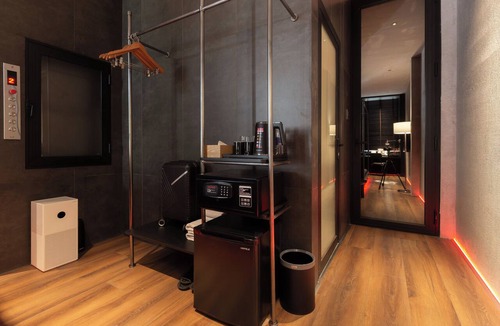 District 3 Apartment | Neo Red Studio @ Saigon's alley with Rooftop Onsen