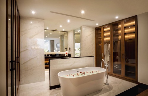 Bai Chay Resort | Oakwood Ha Long