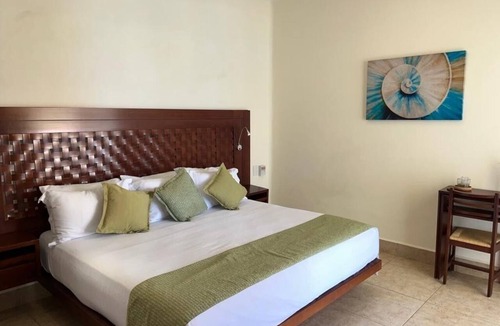San Pedro Mixtepec Resort | Ocean front 3-b/r condo in Vivo Resorts Puerto Escondido with AC, WiFi,