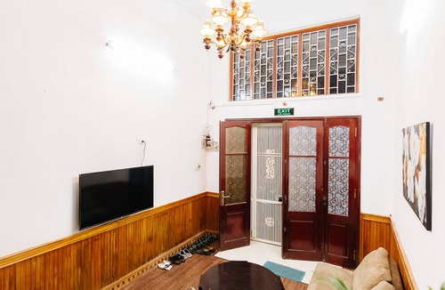 Van Mieu House | Old Quarter ENTIRE house - Bathtub,Balcony,BBQ area,Snooker, private bathrooms