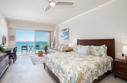 Ferrocarrilera House | One 1403B: Beachfront Bliss Studio in Sandy Beach