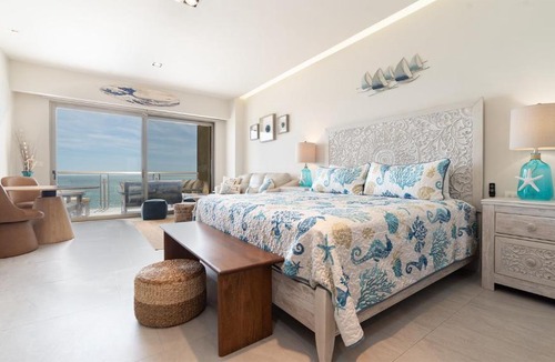 Ferrocarrilera House | One 1507A : Oceanfront Haven of Refined Luxury