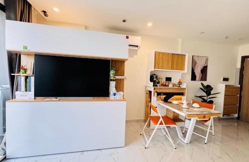 District 9 Apartment | Ori Today