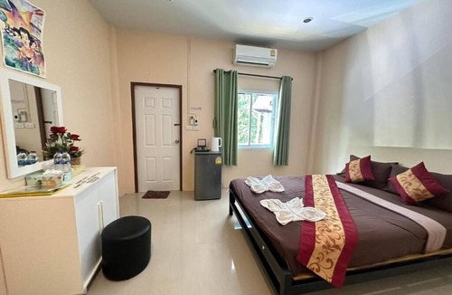 Khlong Sok Hostel | painting family hostel