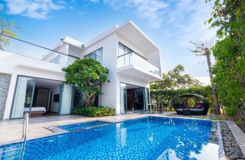 Vung Tau Villa | Palm Villa 35 (Luxury Seaview Pool Villa with Karaoke Room Inside Resort near The Beach and The Park for Children)