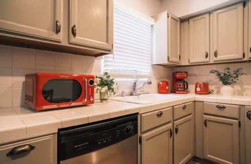 Pasadena Apartment | Pasadena 3-BR AC House: Close to Old Town, Rose Bowl & Caltech with king bed!
