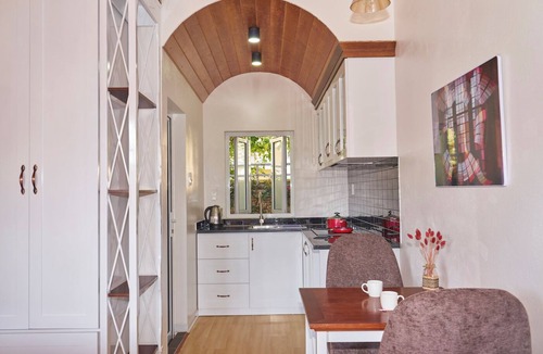 Bai Chay Apartment | Peaceful King Studio Retreat with Kitchen & Pottery Workshops