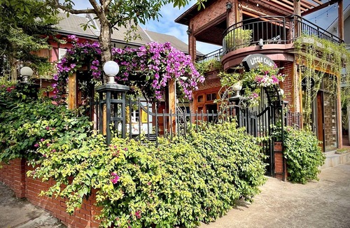 Bai Chay Apartment | Peaceful King Studio Retreat with Kitchen & Pottery Workshops