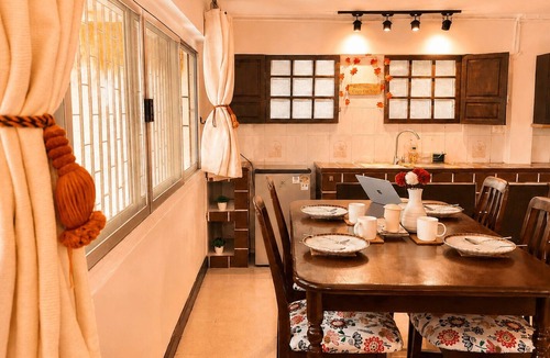 Thanon Phaya Thai House | PhayaThai Autumn Hideaway 2 Queen Beds Vintage Kitchen