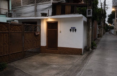 Thanon Phaya Thai House | PhayaThai Autumn Hideaway 2 Queen Beds Vintage Kitchen