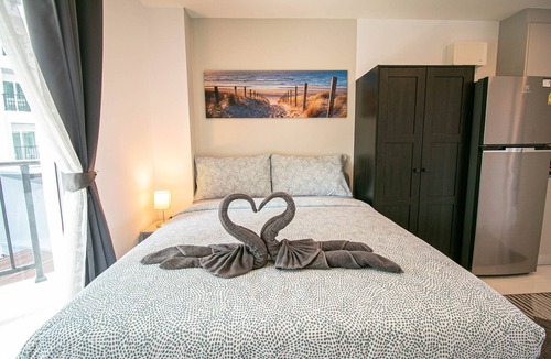 Kram Condo | Pool view Studio, 2 minutes to the beach