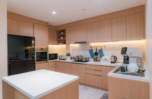 Wattana Villa | PRIME SUKHUMVIT MODERN HOME, Phrom Phong BTS, Em District, Up to 14 guests