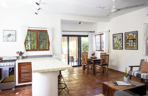 San Francisco Apartment | Private, Tranquil Apartment just blocks from town center w/lush tropical patio
