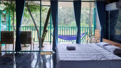 Quan Tom Hotel | Quang Minh River View Hotel