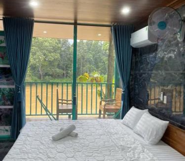 Quan Tom Hotel | Quang Minh River View Hotel