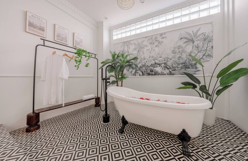 French Quarter House | Quiet & Bright 4BR Home – Balcony, Bathtub, Full Kitchen, Cozy