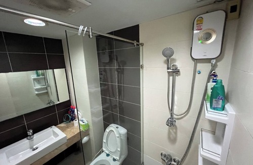 Bangkok Central Business District Apartment | Quiet resident in town. Supermarket N the malls just next door.