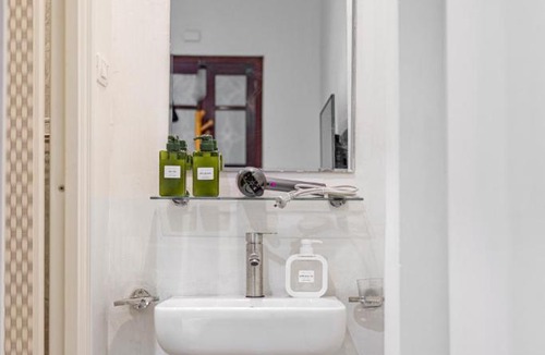 Hang Bo Apartment | Quiet Room In Old Quarter with Netflix and Free Laundry 3rdFloor