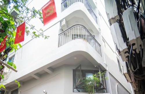 Yen Phu Apartment | Quiet Westlake Studio w Balcony, Long Stay Ready