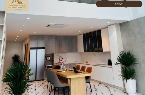 Tan Thuan Tay Apartment | Rare 5BR Grand Home Pool & Gym Near SECC and D1