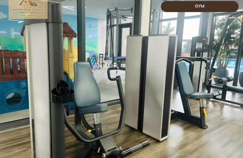 Tan Thuan Tay Apartment | Rare 5BR Grand Home Pool & Gym Near SECC and D1