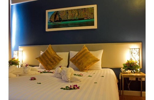 Karon Hotel | :) renovated standard room #17, 3 min walk to karon beach