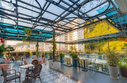 Cat Ba Hotel | Roza Cat Ba - Cave hotel, Swimming Pool & Rooftop