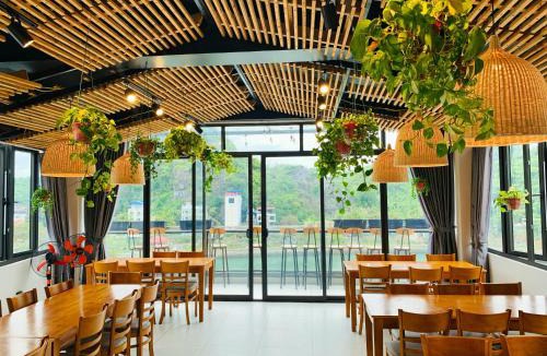 Cat Ba Hotel | Rustic house