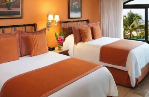 Centro Resort | Set along a sandy beach on the Pacific Ocean, near The Arch of Cabo San Lucas.