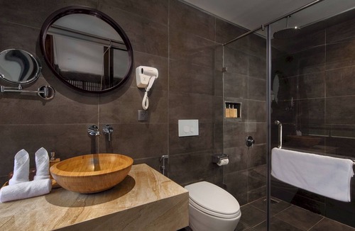 Bai Chay Apartment | Silver Room in Scarlet Pearl Cruise