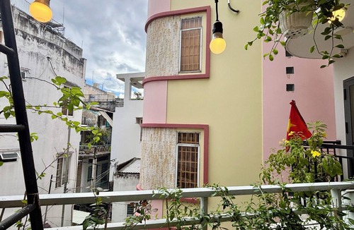 Bach Dang Riverside House | Snoopy Home Calmette - Central HCMC Homestay with Kitchen & Balcony