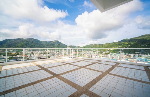 Patong Apartment | Spacious 4-bedroom apartment in fabulous Tambon Patong with AC