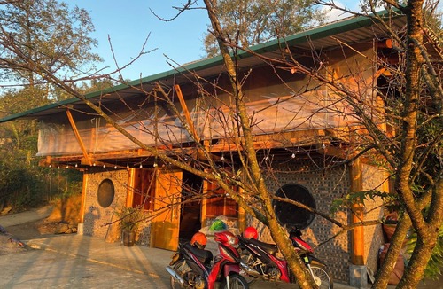 Hau Thao House | Spacious 5-bedroom bungalow in tranquil Lào Cai with AC