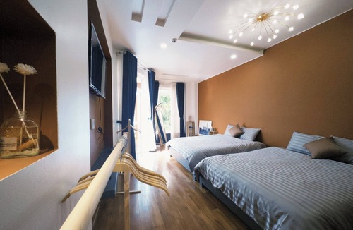 Phuong 10 Hotel | Spacious Balcony Room with Lake View – City Square