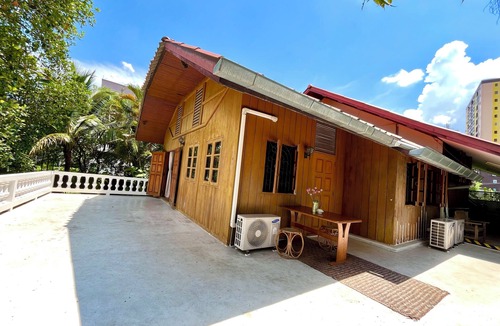 Chang Phueak House | Stay in Style: Cozy AC Room, Tropical Garden & Prime Location.