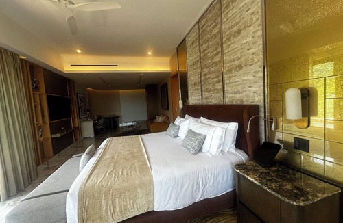 South Shore Hotel Area Resort | Studio corner with hot tub resort mountain and beach view in Puerto Vallarta