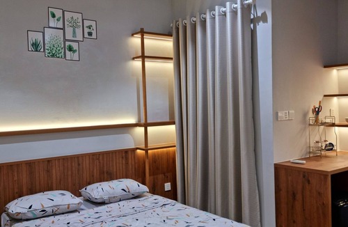 District 10 House | Studio with window- 5-min cab to central districts