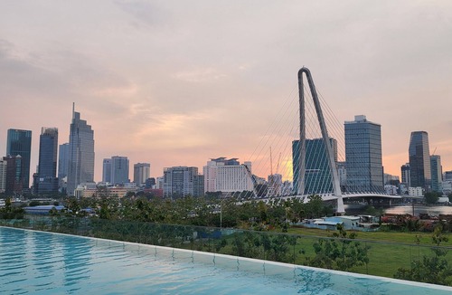 Thu Thiem Apartment | Stunning view from infinity pool