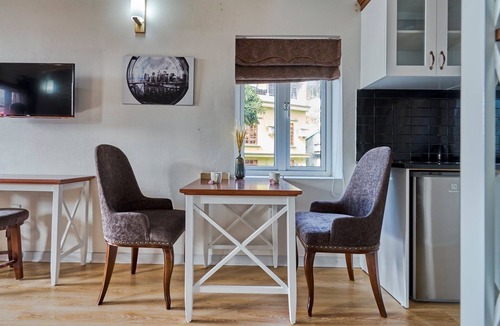 Bai Chay Apartment | Stylish Studio in Peaceful Ha Long Neighborhood – Family-Run