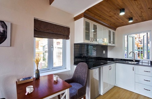 Bai Chay Apartment | Stylish Studio in Peaceful Ha Long Neighborhood – Family-Run